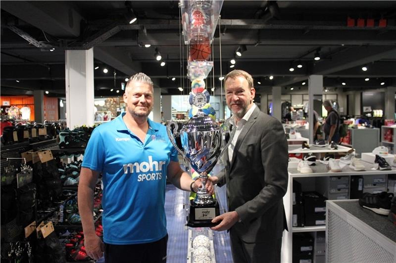 Hajo Klintworth von der JSG Fredenbeck/Stade (links) und Jürgen Steeneck vom Modehaus Mohr wollen das Handballturnier Mohr Sports Cup für die A-Jugend in Deutschland etablieren. Foto: Bröhan