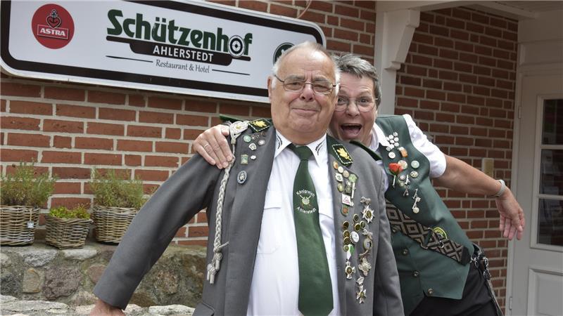 Gelungener Auftakt: Schützen und Bürger feiern in Ahlerstedt Hajo Thore Berger und Hille Michaelis haben Spaß beim Schützenfest
