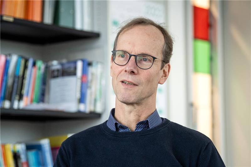 Hajo Zeeb, Epidemiologe am Leibniz-Institut für Präventionsforschung und Epidemiologie in Bremen, sitzt in seinem Büro. Foto: Sina Schuldt/dpa