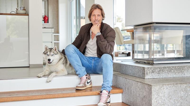 Hakim-Michael Meziani ist einer von vier Schauspielern, die die „Roten Rosen“ verlassen.