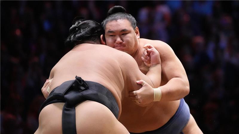 Hakuoho (l) und Hoshoryu in Aktion während ihres Kampfes beim Großen Sumo Turnier in der Royal Albert Hall in London. 