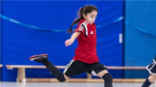 Fußballerin Hala Al Sheikho setzt in der Halle zum Schuss an.