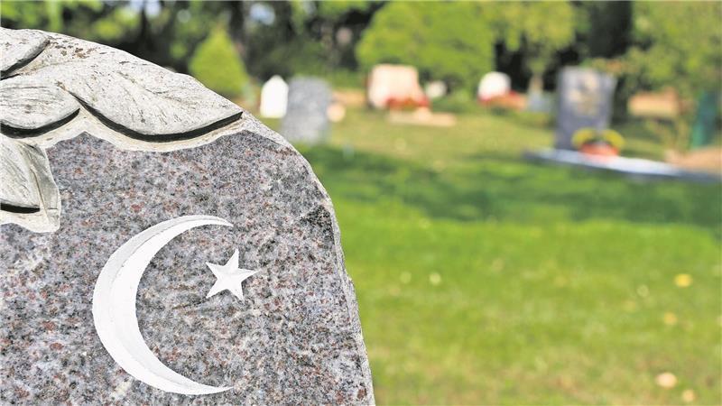 Muslimische Bestattungen: Kein Make-up für die Toten Halbmond mit Stern: Ein häufiges Motiv auf Grabsteinen für Muslime.