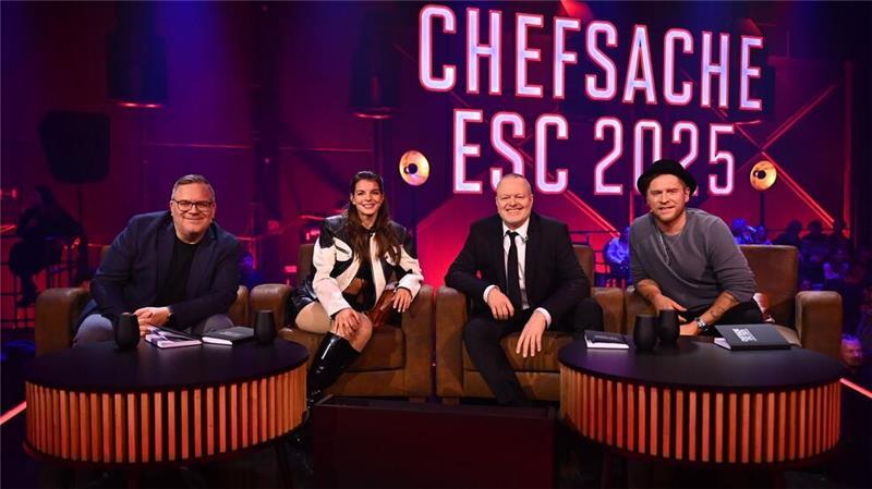 „Diese Locke!“ - Stefan Raabs ESC-Auslese nimmt Konturen an Halbzeit beim ESC-Vorentscheid - die Jury wirkt zufrieden.
