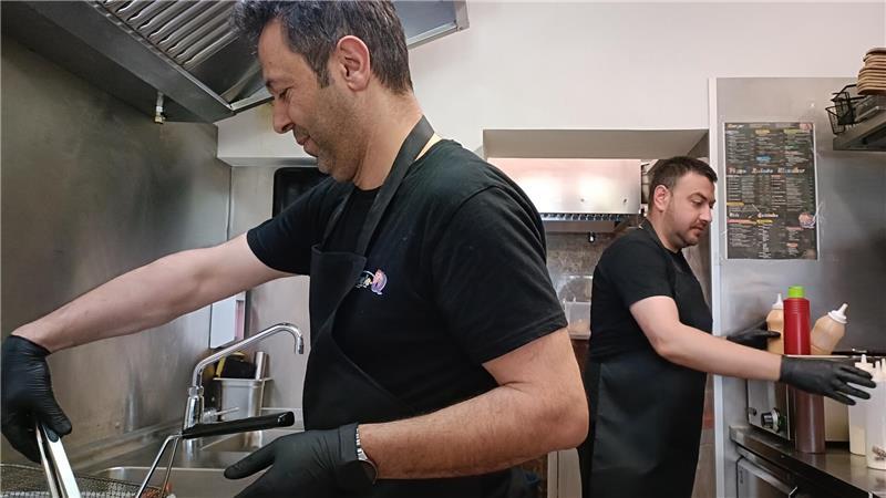 Halil Karakoc (links) in der maßgefertigten Küche mit seinem Mitarbeiter Luan Basar.