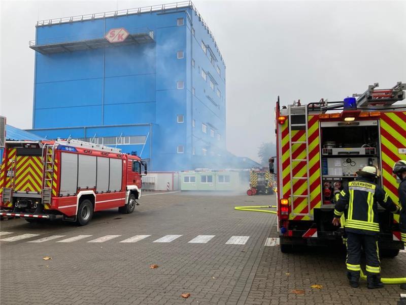 Halle 16 des Chemiewerks wurde mit Rauch gefüllt. Foto: Vasel