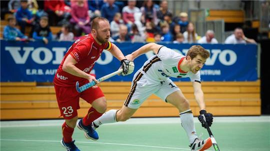 Hallenhockey-Nationalspieler Anton Pöhling (r) führte seinen HTHC zum Meistertitel.