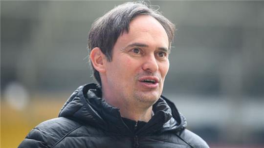 Halles Trainer Florian Schnorrenberg steht vor Beginn des Spiels im Stadion.