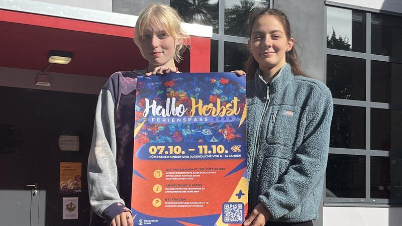 Hallo Herbst: Die Bundesfreiwilligendienstlerinnen der Stadtjugendpflege, Paula Heitmann (links) und Jil Flemme, werben für den Ferienspaß.