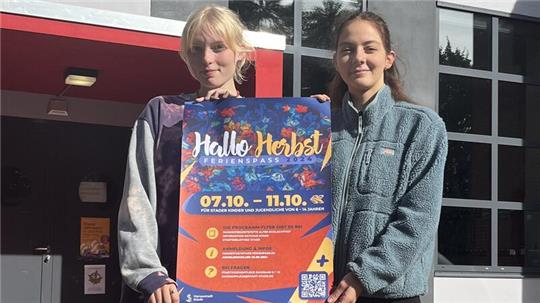 Hallo Herbst: Die Bundesfreiwilligendienstlerinnen der Stadtjugendpflege, Paula Heitmann (links) und Jil Flemme, werben für den Ferienspaß.
