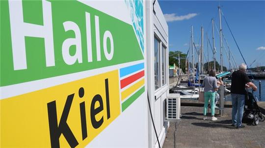 „Hallo Kiel“ steht an einem Container an der Kiellinie.