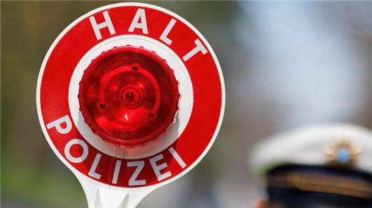 „Halt Polizei“ - die Kelle hatte der Angeklagte zwar auch gesehen. Aber dann setzte er zu einem Fluchtversuch an.