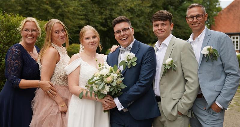 Halten zusammen: Familie Schnoor/Emeljanov zu Lebzeiten von Vater Basti (rechts).