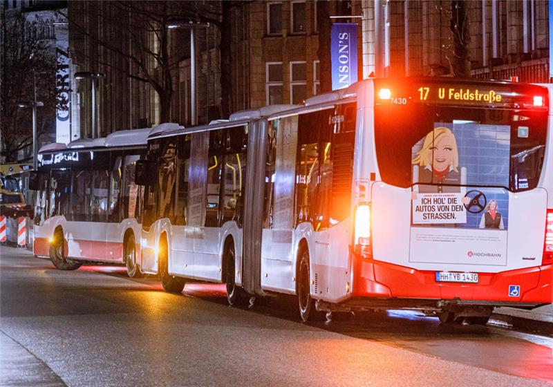 Hamburg: Busse der Hochbahn fahren durch die Mönckebergstrasse. Im ersten Quartal 2020 will die Hochbahn ihre letzten Dieselbusse in Betrieb nehmen, ab 2030 will sie nur noch emissionsfrei fahren. Foto: Markus Scholz/dpa