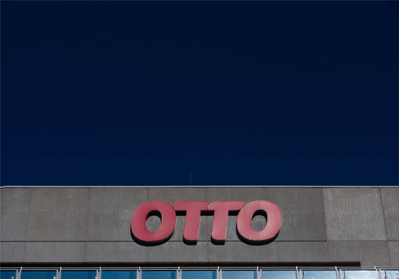 Hamburg: Das Logo des Otto Konzerns ist an der Konzernzentrale vor blauem Himmel zu sehen. Foto: Daniel Reinhardt/dpa
