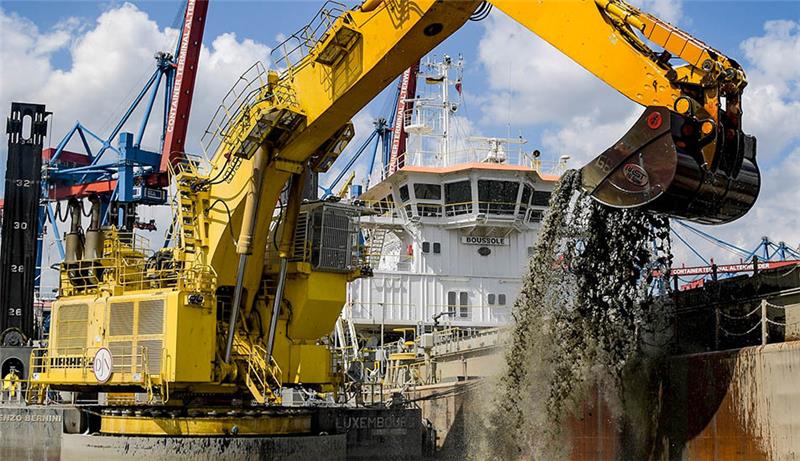 Schlick-Desaster sorgt noch lange für Einschränkungen Hamburg: Ein Bagger holt bei Arbeiten zur Elbvertiefung Schlick aus einem Hafenbecken. Foto: Axel Heimken/dpa
