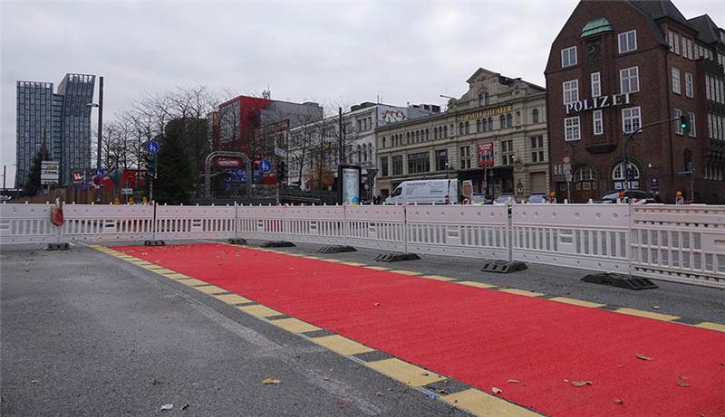 Rote Meile im Rotlichtviertel: Fahrradweg auf der Reeperbahn Hamburg: Ein roter Fahrradweg verläuft auf der Reeperbahn entlang der Davidwache und dem St. Pauli Theater. Die Reeperbahn im Stadtteil St. Pauli bekommt mit der roten Meile einen neuen Fahrradweg. Foto: Kilian Genius/dpa