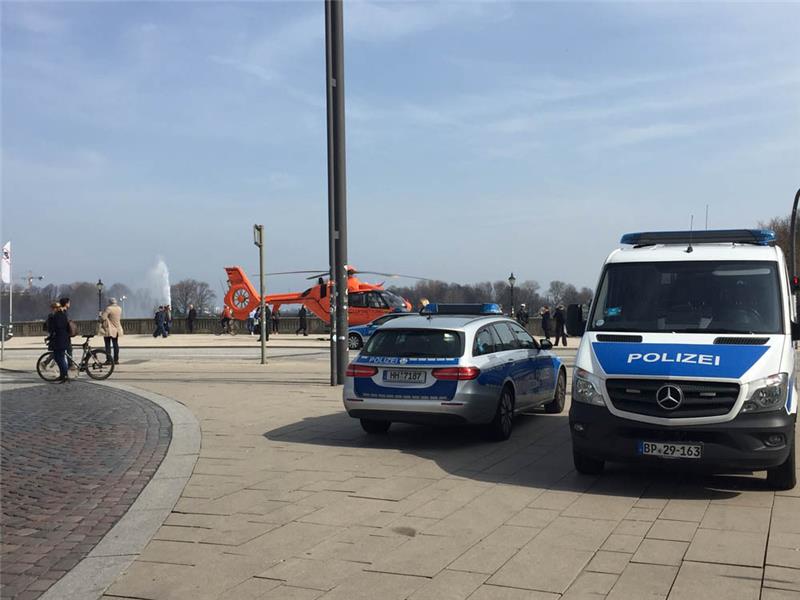 Hamburg: Einsatzfahrzeuge der Polizei und ein Rettungshubschrauber stehen am Jungfernstieg. Foto: Eckart Gienke/dpa