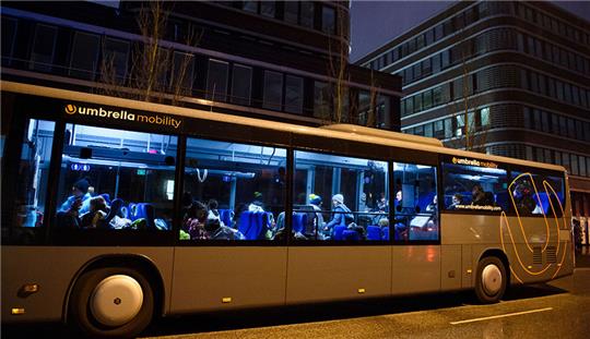 Hamburg: Geflüchtete aus der Ukraine warten in einem Wärmebus am Abend vor dem Amt für Migration in Hamburg, um sich hier registrieren zu lassen. Foto: Gregor Fischer/dpa