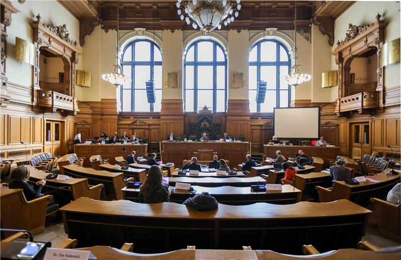 Bürgerschaft erweitert Untersuchungen in „Cum-Ex“-Skandal Hamburg: Kanzleramtsminister Wolfgang Schmidt (SPD - 5.v.l.) blättert kurz vor Tagungsbeginn des Parlamentarischen Untersuchungsausschusses der Bürgerschaft zur Cum-Ex Steuergeldaffäre in seinen Unterlagen. Schmidt muss als Zeugen im Ausschuss aussagen. Neben ihm sitzt die Büroleiterin von Bundeskanzler Scholz, die ebenfalls Zeugin ist. Beide gelten als Vertraute des Kanzlers. Foto: Ulrich Perrey/dpa
