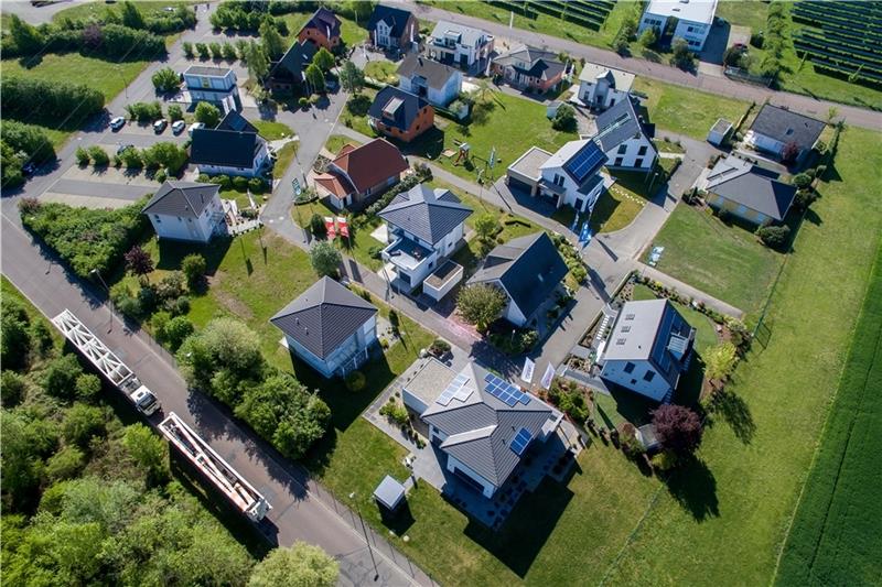 Hamburg Nord: Der Bezirksamtsleiter Michael Werner-Boelz hat einen Weg gefunden, Einfamilienhäuser in einem großen Neubaugebiet in Langenhorn zu verhindern. Foto: Woitas/dpa