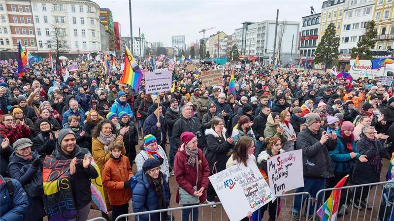 Hamburg Pride - Demonstration auf dem Spielbudenplatz auf der Reeperbahn.