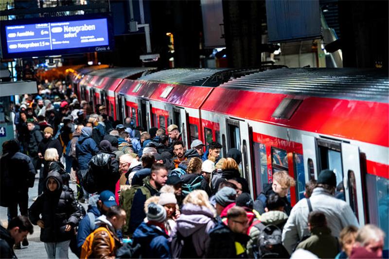 Hamburg: Reisende drängen sich im Hauptbahnhof an einer S-Bahn. Ab Sonntag gibt es eine neue S-Bahn-Linie in Richtung Stade.