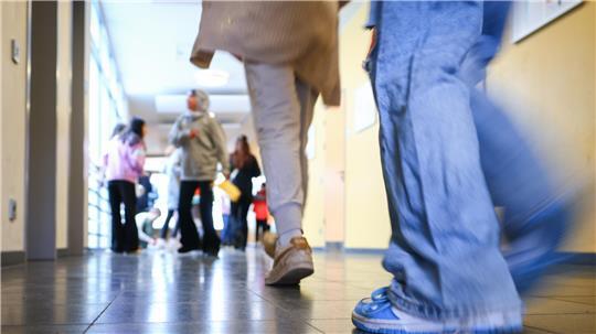 Hamburg: Schüler einer Stadtteilschule gehen durch einen Gang zu ihrem Klassenzimmer.