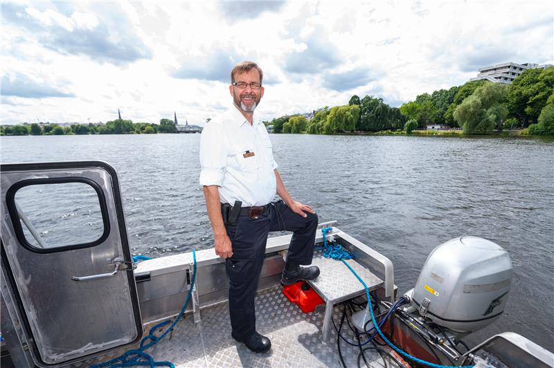 So liebevoll kümmert sich Olaf Nieß seit 27 Jahren um seine Alsterschwäne Hamburg: Schwanenvater Olaf Nieß steht auf einem seiner Boote auf der Außenalster. Foto: Jonas Walzberg/dpa