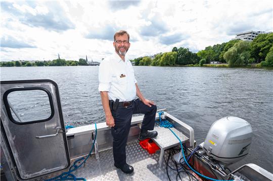 Hamburg: Schwanenvater Olaf Nieß steht auf einem seiner Boote auf der Außenalster. Foto: Jonas Walzberg/dpa