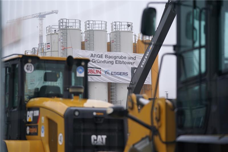 Hamburg: Schweres Baugerät steht auf der Baustelle des geplanten Elbtowers an den Elbbrücken. Am äußeren Rand der Hafencity soll der 245 Meter hohe Elbtower errichtet werden. Das Hochhaus soll 2025 fertig sein und mit 61 Stockwerken das höchste Gebäude Hamburgs werden. Foto: Marcus Brandt/dpa