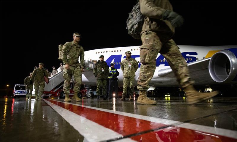 Hamburg: Soldaten der 2. Brigade der 3. Infantriedivision aus Fort Steward im U.S. Staat Georgia kommen im Rahmen der laufenden Großübung "Defender Europe 20" am Flughafen an und gehen über das Vorfeld zu den wartenden Bussen. Foto: Christian Charisius/dpa