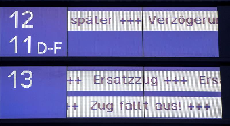 Hamburg: "Später", "Verzögerung", "Ersatzzug" und "Zug fällt aus!" steht im Hauptbahnhof auf einer Anzeigetafel der Bahn. Foto: Daniel Bockwoldt/dpa