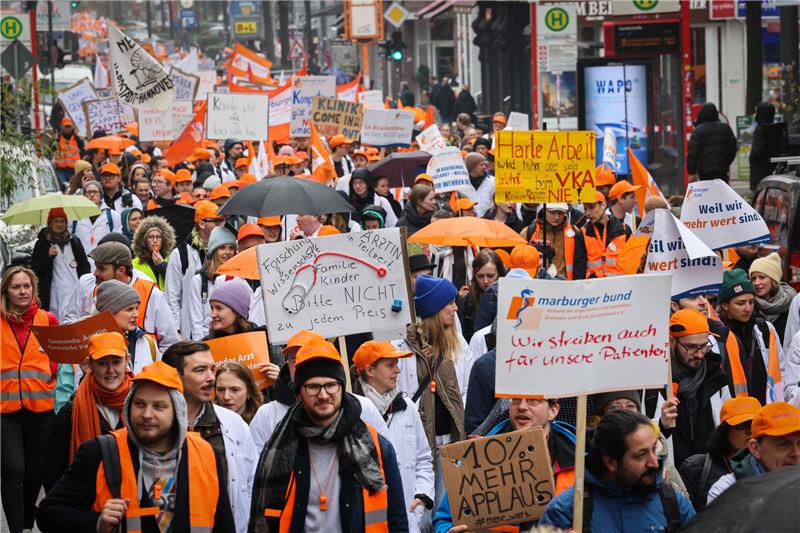 Klinikärzte in Norddeutschland gehen auf die Straße Hamburg: Teilnehmerinnen und Teilnehmer eines Warnstreiks der Gewerkschaft Marburger Bund gehen bei einer Demonstration in Richtung Gänsemarkt. Foto: Christian Charisius/dpa