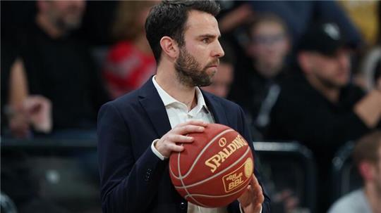Hamburg Towers Hamburgs Trainer Benka Barloschky hält den Spielball fest.