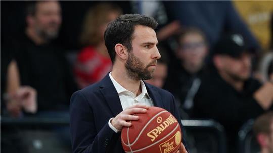 Hamburg Towers Hamburgs Trainer Benka Barloschky hält den Spielball fest.