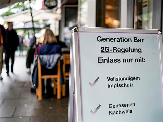 Hamburg: Vor einer Bar im Hamburger Stadtteil St. Georg steht ein Hinweisschild, welches auf den Einlass nach der 2GRegel hinweist. Foto: Axel Heimken/dpa