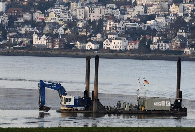 Hamburg darf künftig größere Mengen Hafenschlick an die Westküste Schleswig-Holsteins bringen. Foto Charisius/dpa