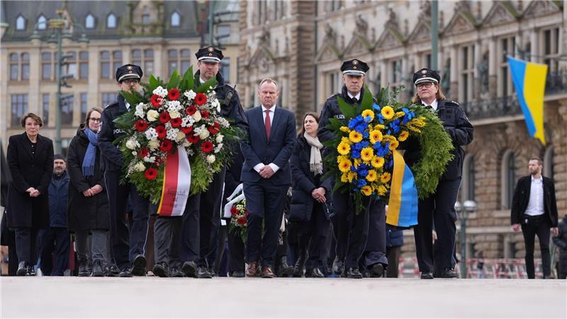 Hamburg gedenkt am vierten Jahrestag des russischen Angriffs auf die Ukraine der zahlreichen Toten und Verletzten. 