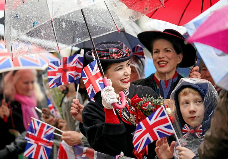 Hamburg gilt als "most british City" in Deutschland. Viele Schaulustige kommen verkleidet. Foto: dpa