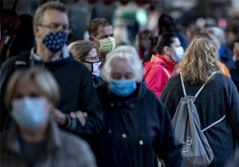 Hamburg hat in der Corona-Pandemie den Wert von 84,5 Neuinfektionen pro 100 000 Einwohner in sieben Tagen überschritten. Jetzt treten erneut verschärfte Kontaktbeschränkungen in Kraft. Foto: Heimken/dpa