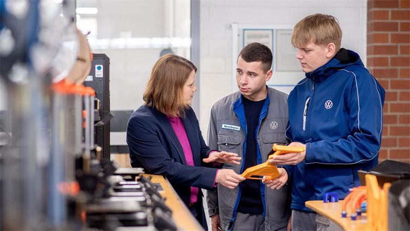 VW-Aufsichtsrätin: Werksschließungen keine Zukunftsstrategie Hamburg im Gespräch mit Azubis im VW-Werk in Emden. (Archivbild)