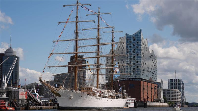 Im ersten Halbjahr 7,7 Millionen Übernachtungen in Hamburg Hamburg interessiert immer mehr Touristen. Im ersten Halbjahr wurden rund 7,7 Millionen Übernachtungen gezählt.