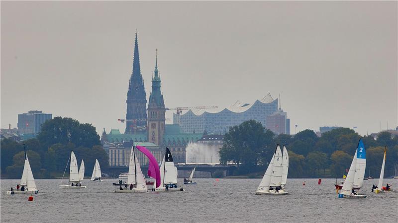 Umfrage: Hamburger sind ihrer Stadt verbunden Hamburg ist eine Stadt mit viel Wasser – und mit einer hohen Verbundenheit der eigenen Bürgerinnen und Bürger, wie eine Umfrage zeigt. (Archivbild)