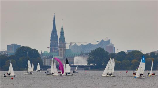 Hamburg ist eine Stadt mit viel Wasser – und mit einer hohen Verbundenheit der eigenen Bürgerinnen und Bürger, wie eine Umfrage zeigt. (Archivbild)