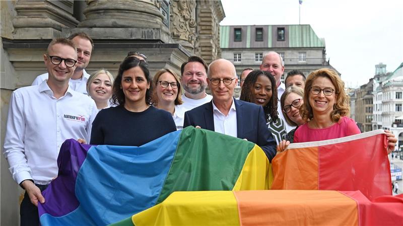 Regenbogenflagge weht am Hamburger Rathaus Hamburg setzt mit der Regenbogenflagge am Rathaus und einem Senatsempfang zur Pride Week ein Zeichen für Toleranz und Vielfalt in der Stadt.
