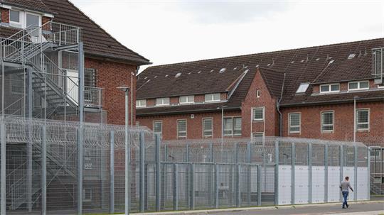 Hamburg stehen in der Abschiebehaftanstalt Glückstadt 14 Plätze zu, künftig sollen es 20 werden. (Archivbild)