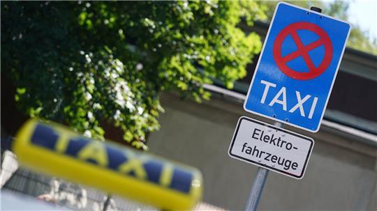 Hamburg unterstützt Taxiunternehmer beim Wechsel von einem herkömmlichen Verbrenner auf ein E-Fahrzeug mit einem weiteren Förderprogramm. (Archivbild)