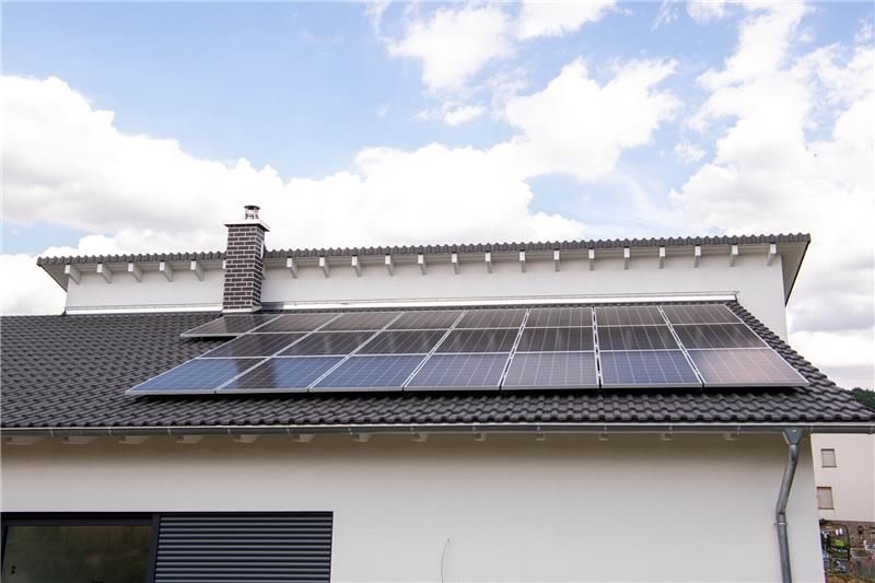 Hamburg will verstärkt Photovoltaik-Anlagen auf Schuldächer bringen. Foto: Laura Ludiwg/dpa-tmn