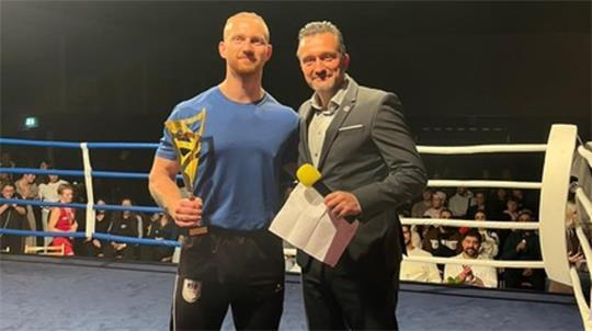 Hamburger Meister: BSV-Boxer Stephan Riese wird von Reiko Morales, Vize-Präsident HABV, geehrt.
